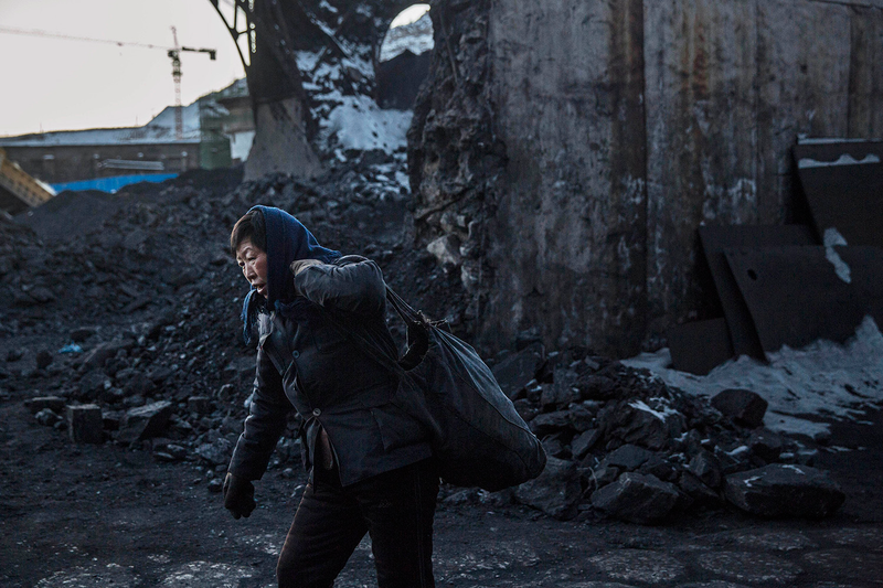 Illustration for article titled Photographs Capture What Life is Like in One of the World's Dirtiest Pits